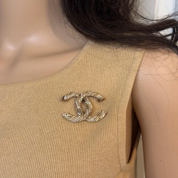 CHANEL Twisted Gold and Crystal Brooch - Picture 3 of 9